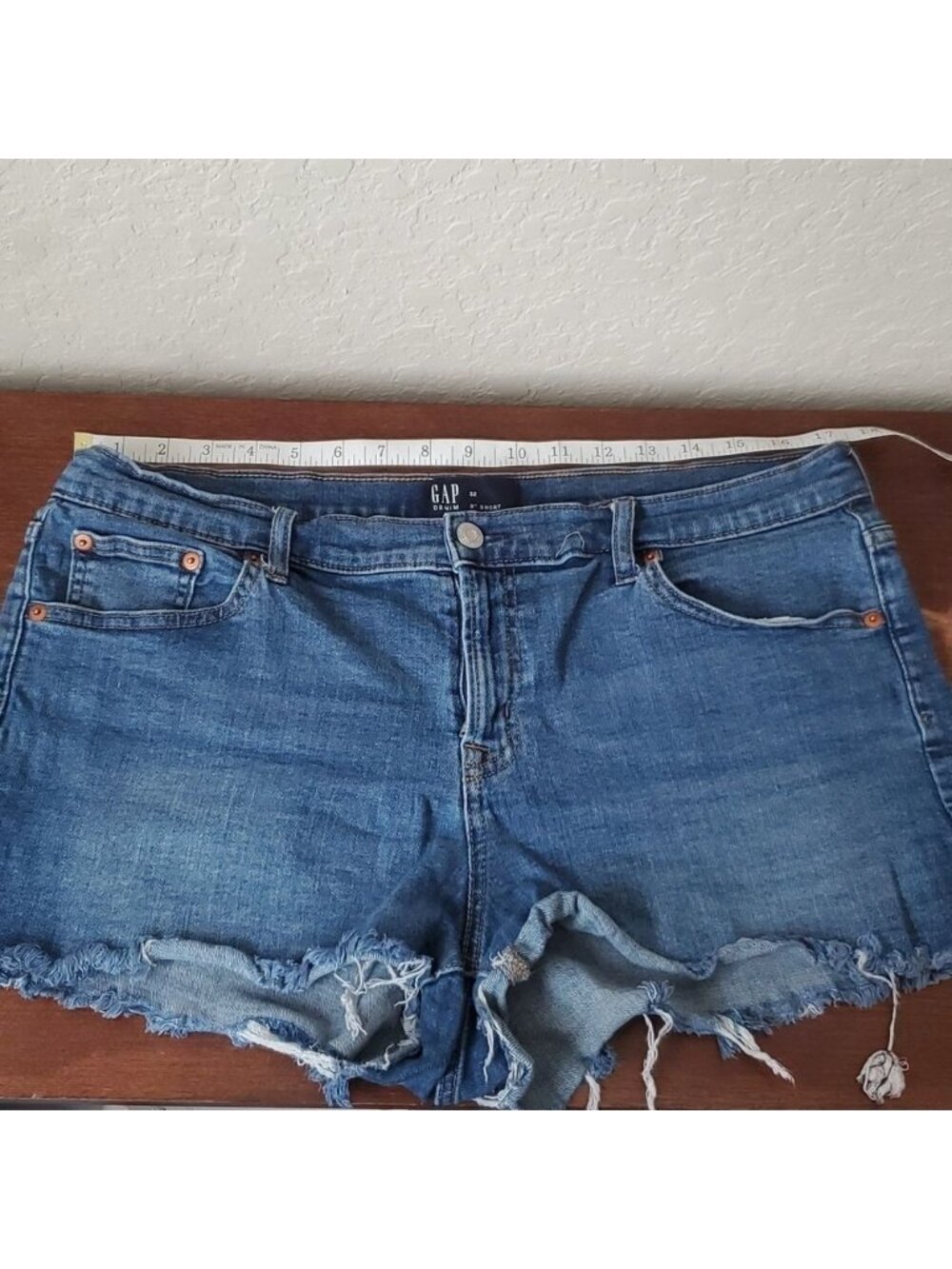Gap Denim Raw Hem Cutoff Jean Shorts Medium Wash Size 32 3" Inseam**